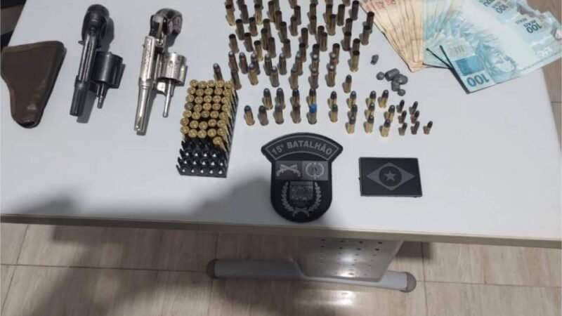 PM prende homem por ameaçar companheira e apreende armas e 141 munições