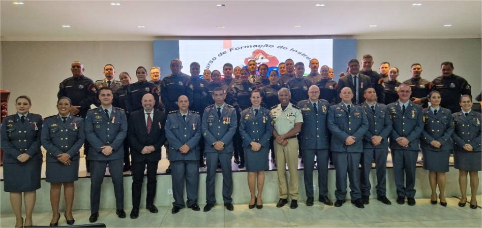 Policiais militares concluem curso do Proerd e recebem credenciamento internacional