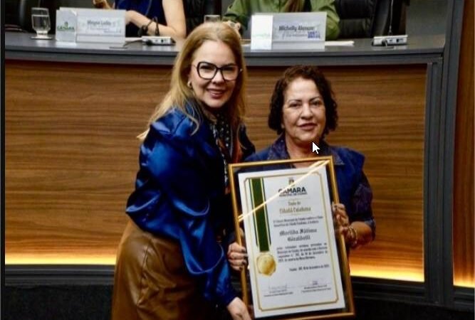 Baixinha Giraldelli recebe título de cidadã cuiabana em reconhecimento à sua atuação pela capital
