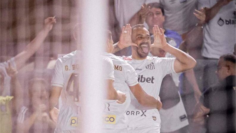 Dominante, Santos vence o Atlético-MG na Vila e respira no Brasileirão