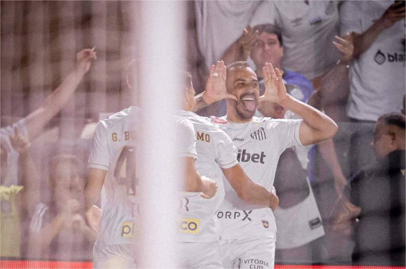 Dominante, Santos vence o Atlético-MG na Vila e respira no Brasileirão