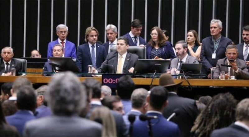 Câmara e Senado derrubam veto de Lula e pena de Bolsonaro e mais condenados é reduzida