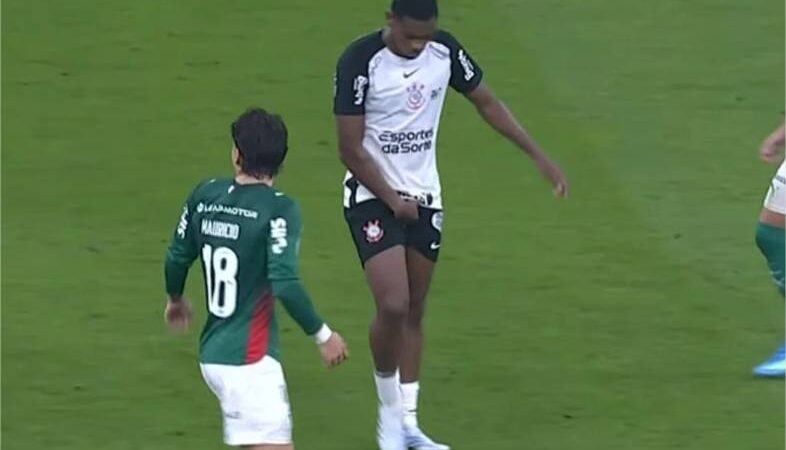 Corinthians tem jogador expulso por gesto obsceno pela segunda vez no Brasileirão