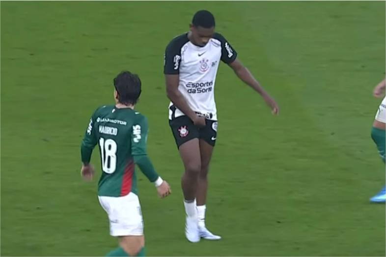 Corinthians tem jogador expulso por gesto obsceno pela segunda vez no Brasileirão