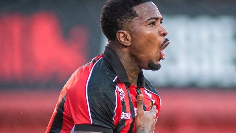 São Paulo tem atleta expulso, joga mal e perde para o Vitória