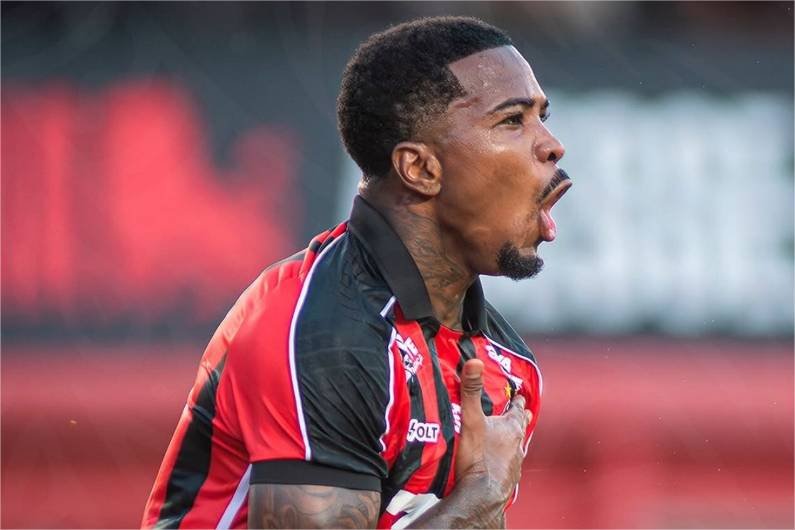 São Paulo tem atleta expulso, joga mal e perde para o Vitória