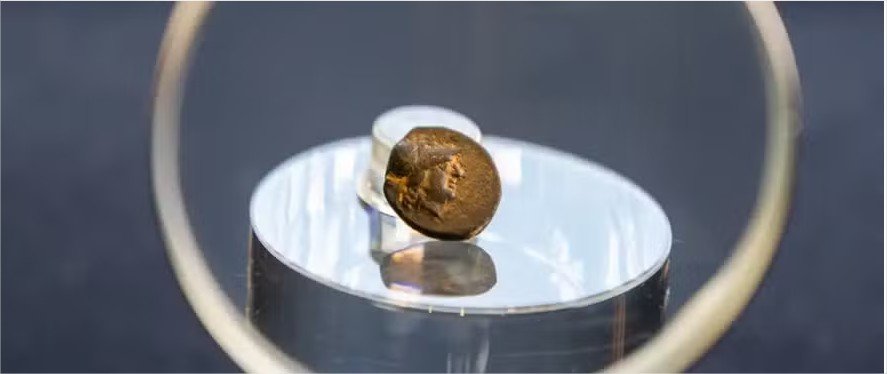 Menino de 13 anos encontra moeda grega do século 3 a.C. em plantação