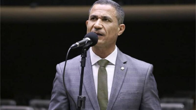 Coronel Assis detona “farra” com aviões da FAB e cobra transparência do governo Lula
