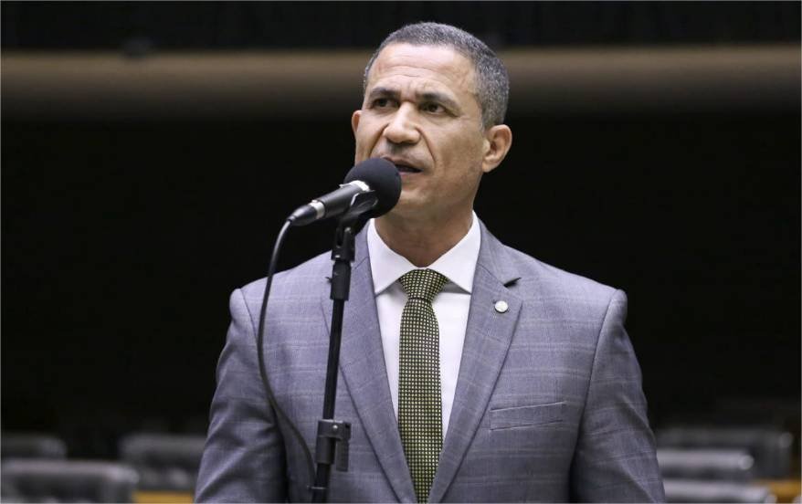 Coronel Assis detona “farra” com aviões da FAB e cobra transparência do governo Lula