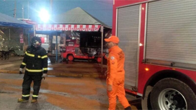 Corpo de Bombeiros extingue incêndio em trailer de lanches em Várzea Grande