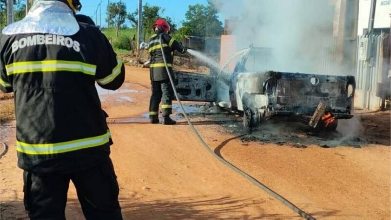 Corpo de Bombeiros combate incêndio em carro de passeio em via pública