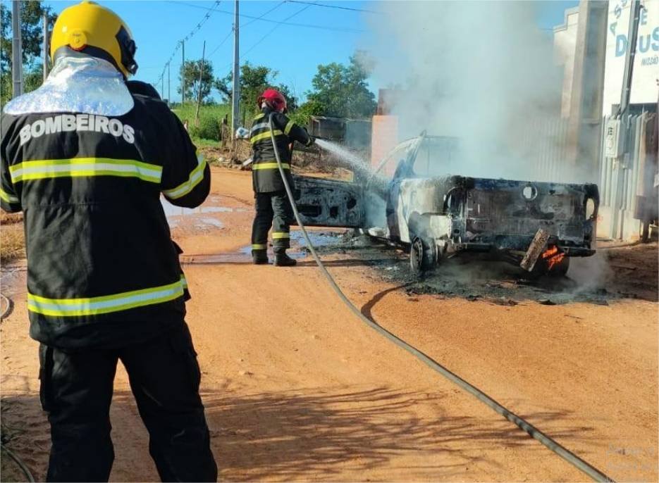 Corpo de Bombeiros combate incêndio em carro de passeio em via pública