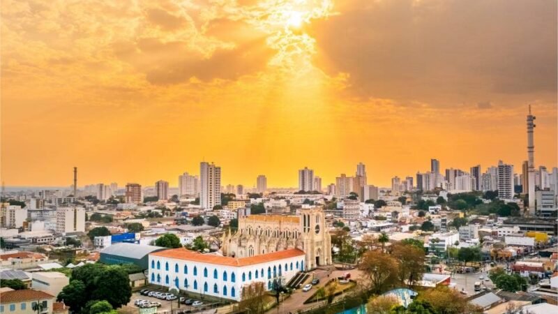 A Prefeitura de Cuiabá, por meio da Secretaria Municipal de Planejamento e Desenvolvimento Urbano, realizará cinco audiências públicas para apresentação e debate do novo Plano Diretor de Desenvolvimento Urbano. Conforme a programação, duas delas acontecerão no dia 29,  duas no dia 30 deste mês e uma no dia 02 de maio, em diferentes locais e horários. Toda a população está convidada para participar, tendo em vista se tratar de um dos instrumentos mais importantes para o planejamento e o desenvolvimento urbano do município.  O objetivo dos encontros é promover o diálogo com a sociedade civil, garantindo transparência e participação popular na construção das diretrizes que irão orientar o crescimento da cidade nos próximos anos, além de agilizar os trâmites para que o Plano siga para aprovação final junto à Câmara de Vereadores ainda no primeiro semestre do ano.  As audiências serão espaços abertos para que moradores, lideranças comunitárias, representantes de entidades e demais interessados possam conhecer, discutir e contribuir com as propostas previstas no Plano Diretor. A iniciativa reforça o compromisso da gestão municipal com a escuta ativa da população e a construção coletiva de políticas públicas mais eficientes e inclusivas.  A programação contempla diferentes regiões de Cuiabá, ampliando o acesso e incentivando a participação de diversos públicos. Confira as datas, horários e locais:   * 29 de abril, às 19h — Ginásio Dom Aquino * 29 de abril, às 19h — Distrito do Sucuri (Restaurante Maria Isabel) * 30 de abril, às 19h — Quadra da Praça do Pedra 90 * 30 de abril, às 19h – Ginásio Verdinho  * 02 de maio, às 09h30 — Distrito da Guia (Escola Municipal Benedita Xavier)  A participação da população é fundamental para assegurar que o Plano Diretor represente as reais necessidades da cidade, promovendo desenvolvimento sustentável, ordenamento territorial e qualidade de vida para todos.  “A expectativa é que os cidadãos compareçam e façam parte desse importante processo, cujo objetivo é promover uma cidade tendo as pessoas como foco das mudanças sugeridas. Como o prefeito Abilio Brunini já destacou, é pensado para as pessoas”, disse o secretário municipal de Planejamento e Desenvolvimento Urbano, José Afonso Botura Portocarrero.  Galeria de Fotos