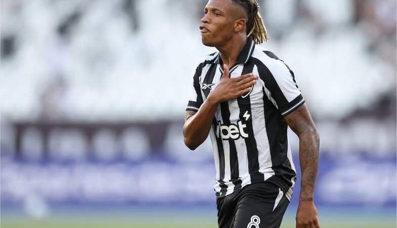 Danilo pede desculpas por falha e celebra gol em empate do Botafogo