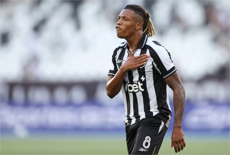 Danilo pede desculpas por falha e celebra gol em empate do Botafogo