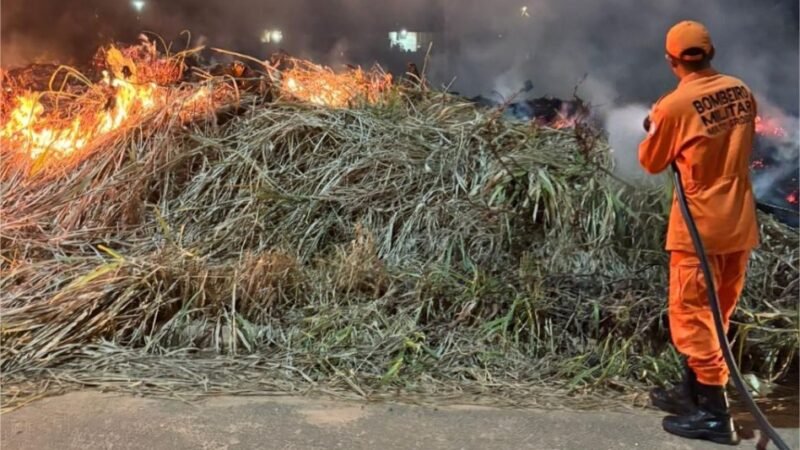 Corpo de Bombeiros combate incêndio em resíduos sólidos e em área de vegetação