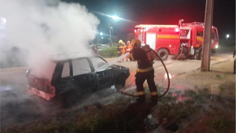 Corpo de Bombeiros combate incêndio em carro de passeio em avenida de Sinop