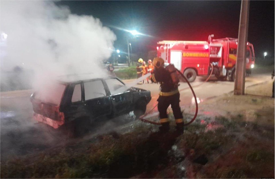 Corpo de Bombeiros combate incêndio em carro de passeio em avenida de Sinop