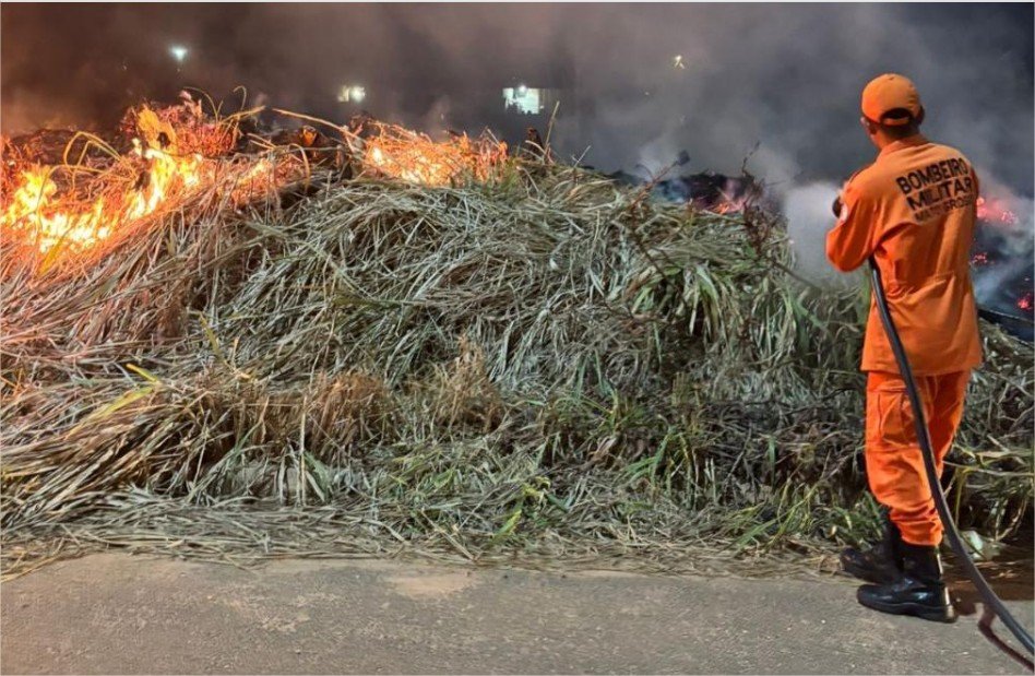 Corpo de Bombeiros combate incêndio em resíduos sólidos e em área de vegetação
