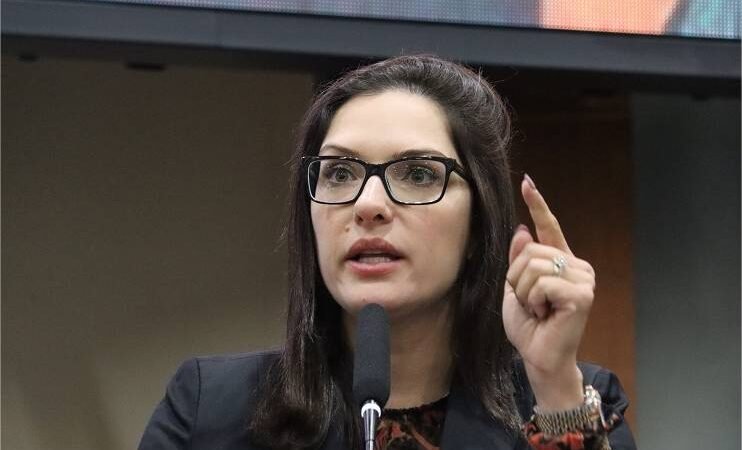 “Só de ser mulher num processo político já é preciso muita coragem”, diz Janaina após críticas de Medeiros