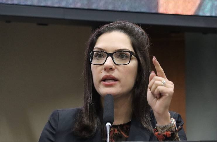 “Só de ser mulher num processo político já é preciso muita coragem”, diz Janaina após críticas de Medeiros