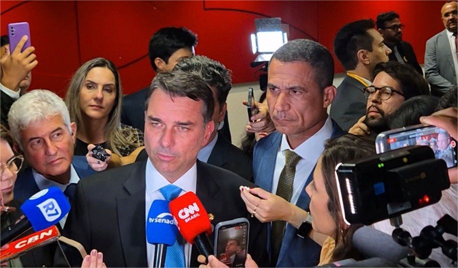 Flávio Bolsonaro e Coronel Assis comentam rejeição histórica de indicado de Lula ao STF