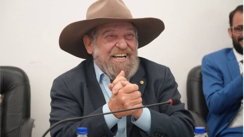 De volta a Brasília, Nelson Barbudo é recebido com aplausos na frente Agropecuária