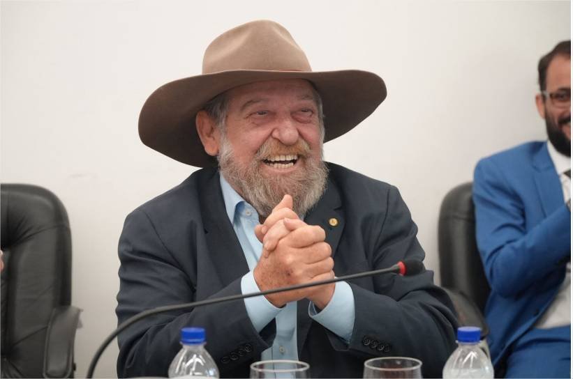 De volta a Brasília, Nelson Barbudo é recebido com aplausos na frente Agropecuária