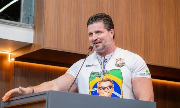 Câmara de Cuiabá aprova moção em apoio a Cássia Kiss, após caso de trans em banheiro feminino