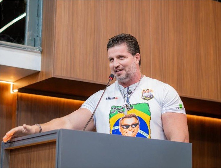 Câmara de Cuiabá aprova moção em apoio a Cássia Kiss, após caso de trans em banheiro feminino