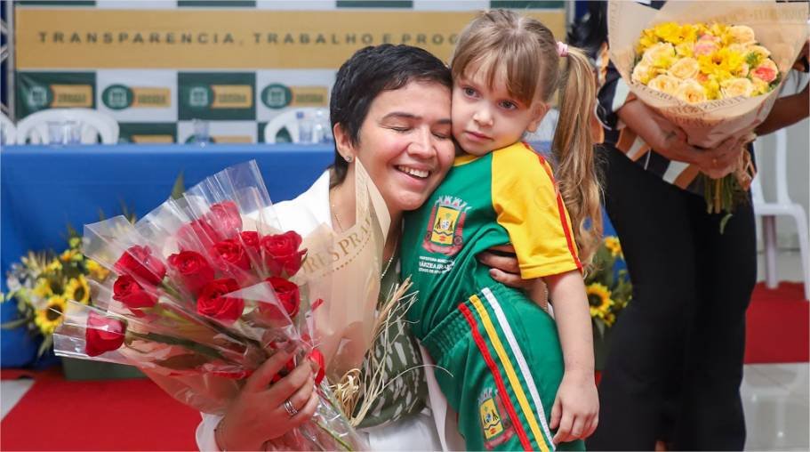 Secretária de Educação de Várzea Grande visita creche referência em Poconé