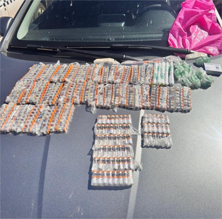 Polícia Militar e PRF apreendem R$ 300 mil em frascos de Monjauro e prendem casal por contrabando