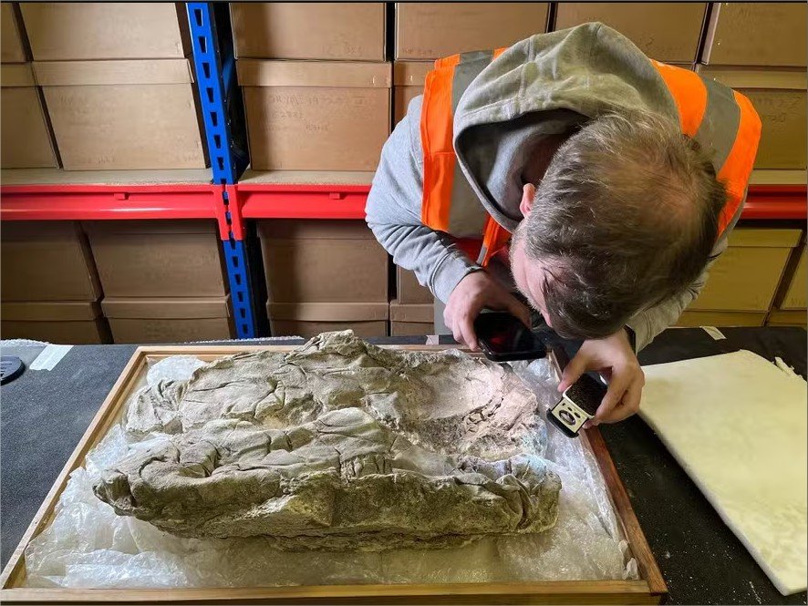 Bebê romano foi enterrado com substância mais valiosa que ouro há 1700 anos