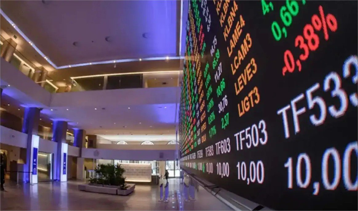 Bolsa cai mais de 2% e atinge menor nível desde o fim de março