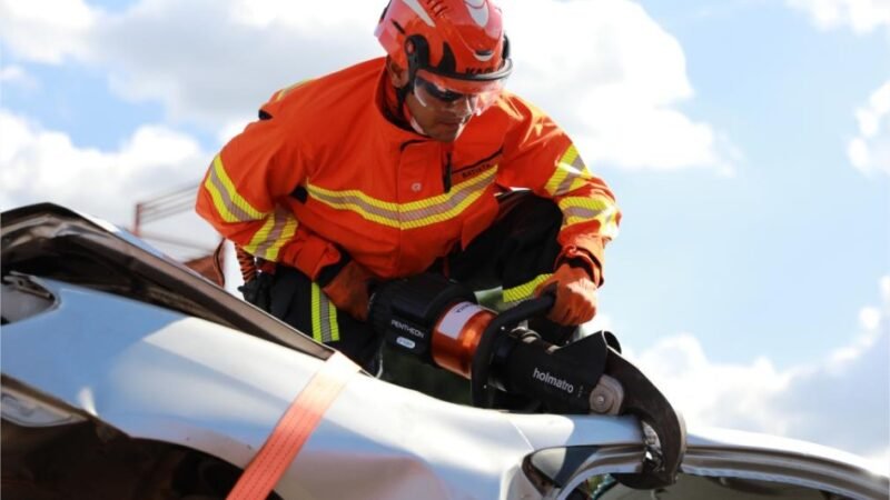 Corpo de Bombeiros socorre vítimas após acidente na Estrada da Guia