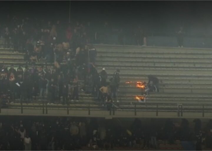 Torcedores invadem gramado e jogo Medellín x Flamengo é suspenso