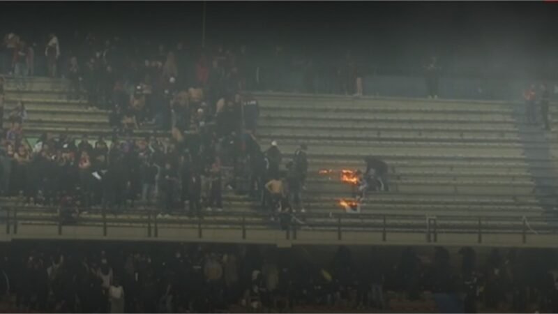 Torcedores invadem gramado e jogo Medellín x Flamengo é suspenso
