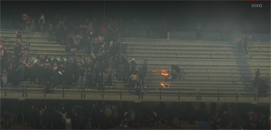 Torcedores invadem gramado e jogo Medellín x Flamengo é suspenso