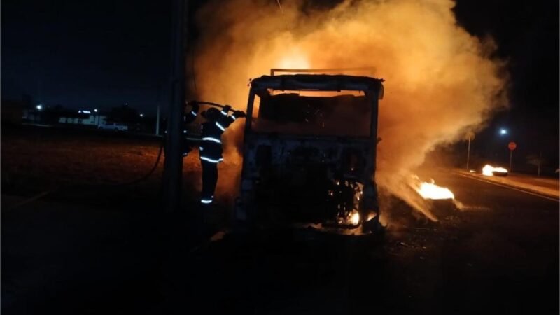 Corpo de Bombeiros extingue incêndio em carretas em Campo Novo do Parecis