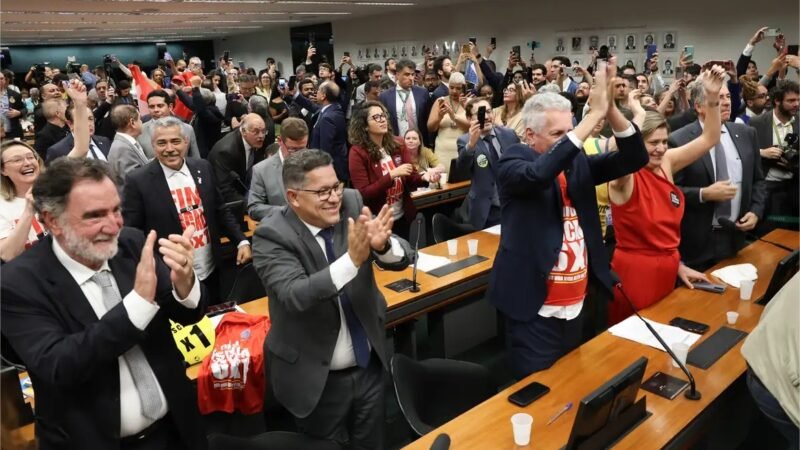 Comissão aprova relatório de PEC que acaba com escala 6X1