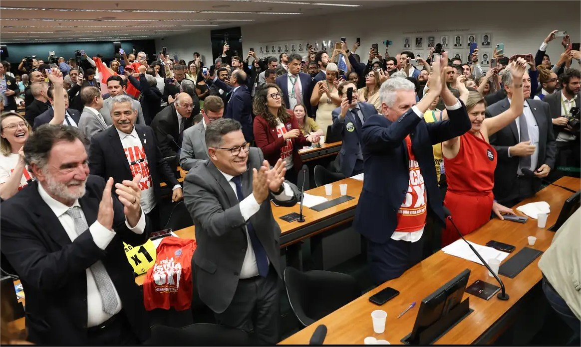 Comissão aprova relatório de PEC que acaba com escala 6X1