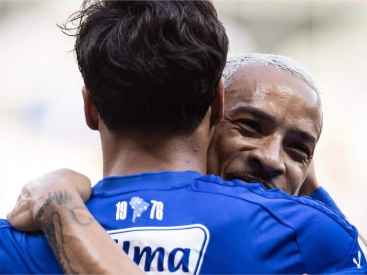 Cruzeiro sofre no fim, mas vence a Chape e engata sexto jogo sem derrota
