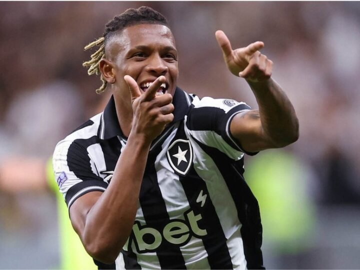Palmeiras sinaliza com proposta para Danilo. Botafogo afasta jogador
