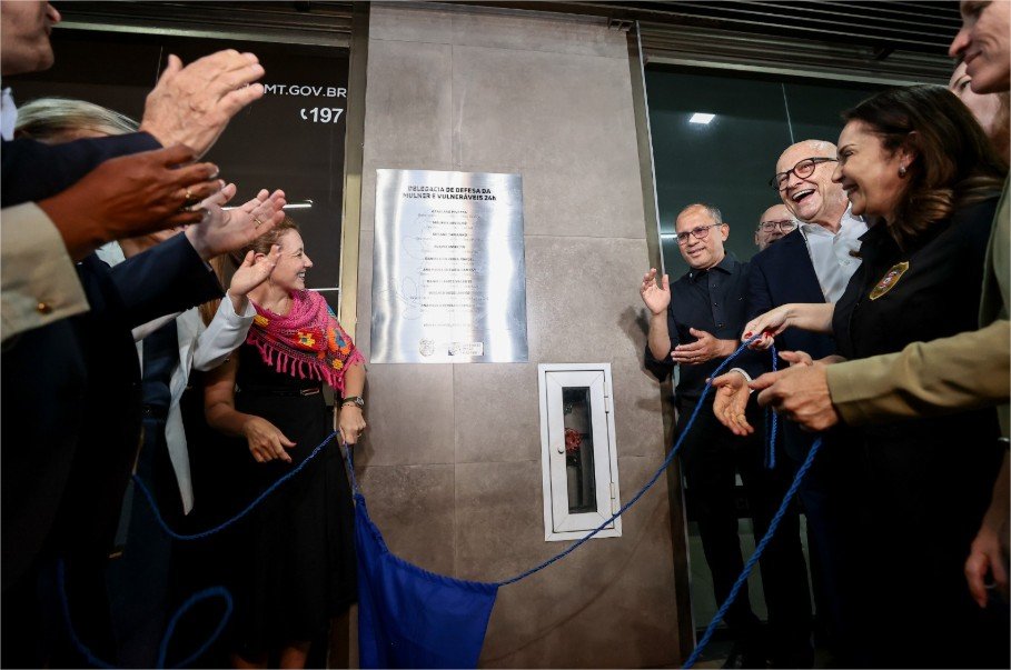 Prefeita e governador inauguram delegacia 24h da mulher durante aniversário de 159 anos de Várzea Grande