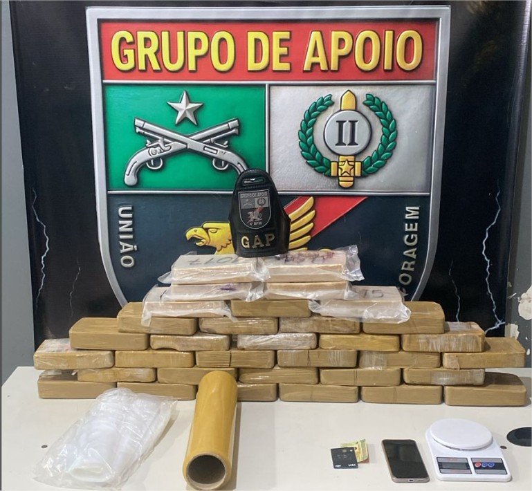 Polícia Militar prende homem com 33 tabletes de pasta base de cocaína em Várzea Grande