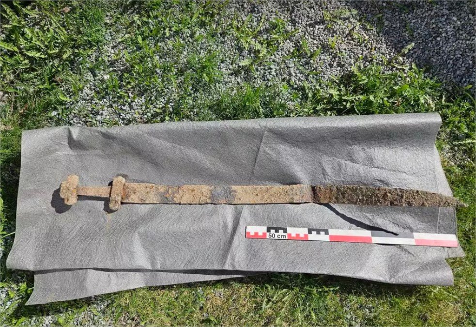 Menino de 6 anos encontra espada viking de 1.300 anos durante excursão escolar