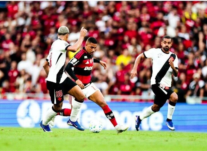 Com lei do ex em ação, Vasco arranca empate no fim com o Flamengo pelo Brasileirão