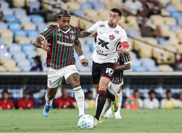 Fluminense marca no final e evita derrota para o Vitória