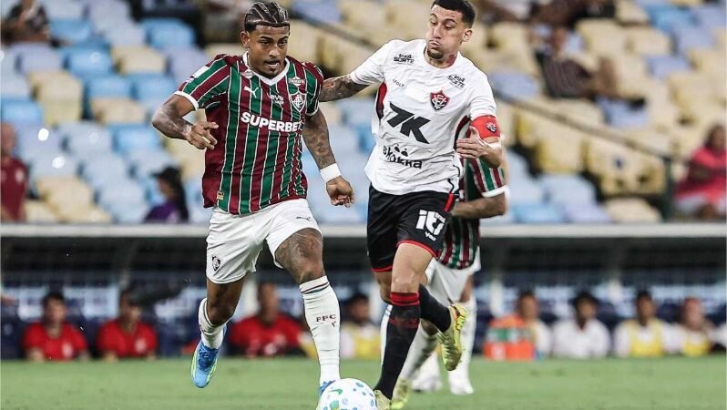 Fluminense marca no final e evita derrota para o Vitória