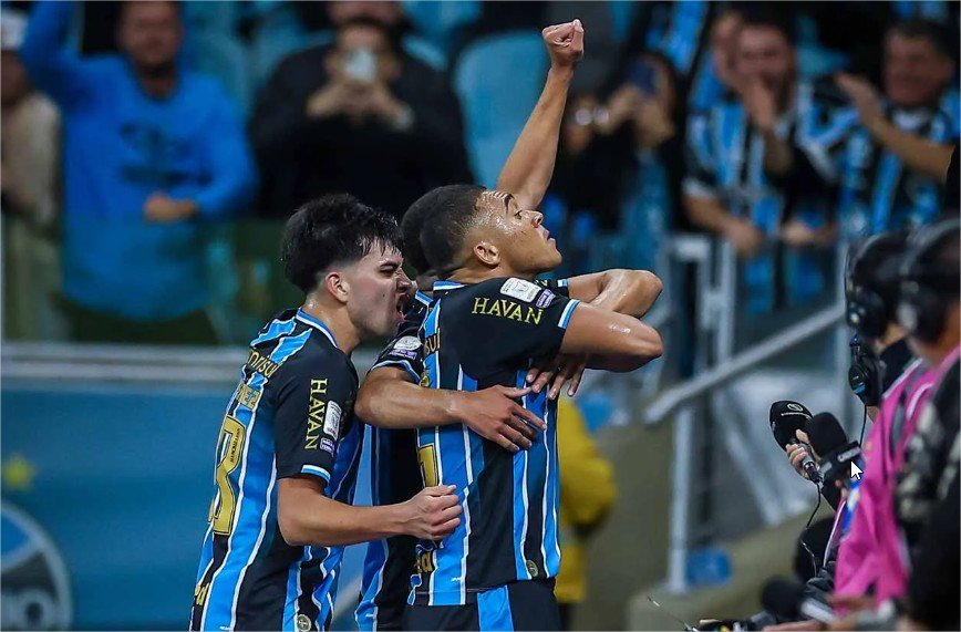 De virada, Grêmio vence o Santos por 3 a 2 na Arena e respira no Brasileirão